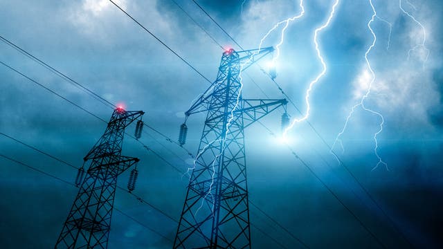 zwei Strommasten im Gewitter, Blitze am himmel