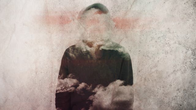 Eine Person in einem Kapuzenpullover steht vor einem strukturierten Hintergrund. Das Gesicht der Person ist nicht sichtbar, da es mit Wolken überlagert ist, die einen surrealen Effekt erzeugen. Der Hintergrund ist in gedeckten Farben gehalten und wirkt wie eine alte, verwitterte Wand. Es gibt keine sichtbaren Texte oder Links im Bild.