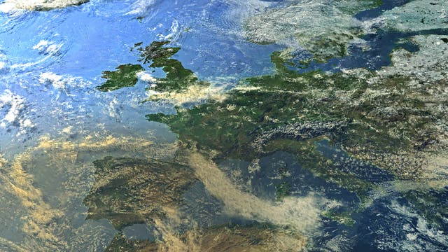 Eine Illustration, die an ein Satellitenbild von Europa erinnert, das Großbritannien, Frankreich, Deutschland und Teile von Skandinavien zeigt. Wolkenformationen sind über dem Kontinent sichtbar. 