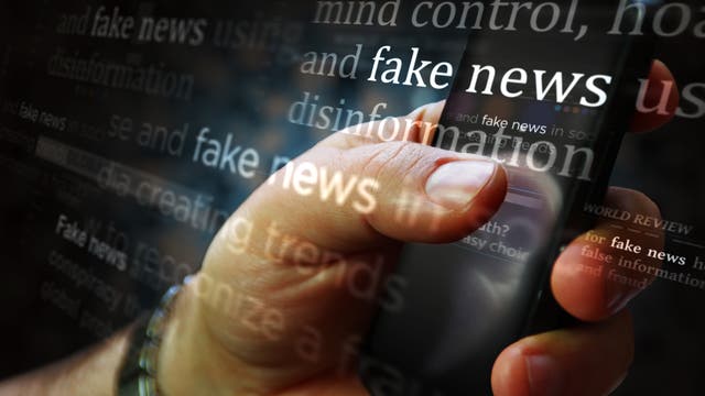 Ein Bildschirmfenster, auf dem Begriffe wie "Fake News" erscheinen