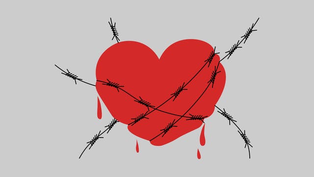 Ein rotes Herz, umwickelt von Stacheldraht, aus dem Blutstropfen fließen. Das Bild symbolisiert Schmerz und Verletzlichkeit. Der Hintergrund ist grau, was die düstere Stimmung verstärkt.