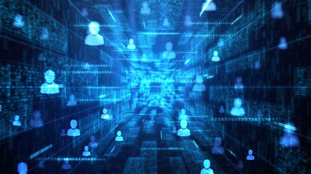 Eine 3-D-Darstellung eines digitalen Netzwerks, das einen Tunnel aus blauen, leuchtenden Datenströmen zeigt. Über den Datenströmen sind schematische Symbole von Personen verteilt, die die Vernetzung von Individuen in einem digitalen Raum symbolisieren. Binärcode und geometrische Muster verstärken den Eindruck von Technologie und Datenfluss.