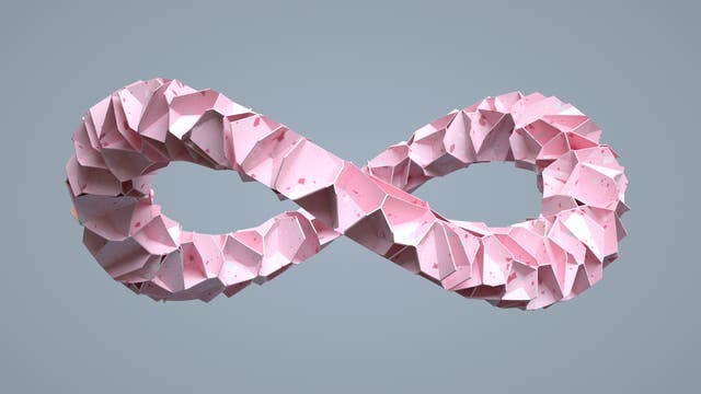 Eine 3-D-Darstellung eines Möbiusbands in Form eines Unendlichkeitszeichens. Die Oberfläche besteht aus unregelmäßigen, facettenartigen Strukturen in Rosa- und Weißtönen. Der Hintergrund ist einfarbig grau, was den Fokus auf die geometrische Form lenkt.