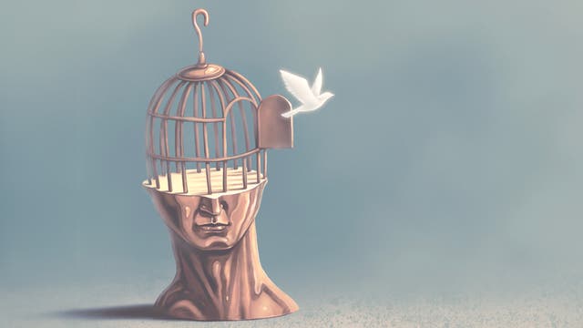 Eine künstlerische Darstellung eines menschlichen Kopfes, der in einen Vogelkäfig verwandelt ist. Der Käfig ist oben geöffnet, und ein weißer Vogel fliegt heraus. Der Hintergrund ist in sanften Blautönen gehalten, was eine ruhige und nachdenkliche Atmosphäre schafft. Das Bild symbolisiert Freiheit und Entfaltung des Geistes.