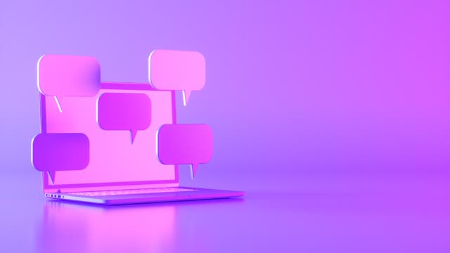 Ein lila Computer mit Sprechblasen darum herum