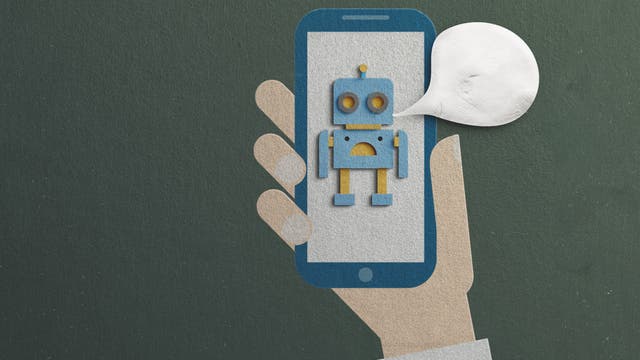 Eine stilisierte Illustration zeigt eine Hand, die ein Smartphone hält. Auf dem Bildschirm ist ein blauer Roboter mit gelben Akzenten zu sehen. Der Roboter hat große, runde Augen und eine Antenne auf dem Kopf. Eine Sprechblase kommt aus dem Roboter, was auf Kommunikation oder Interaktion hinweist. Der Hintergrund ist dunkelgrün.