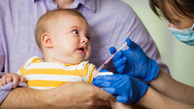 Ein Säugling wird geimpft