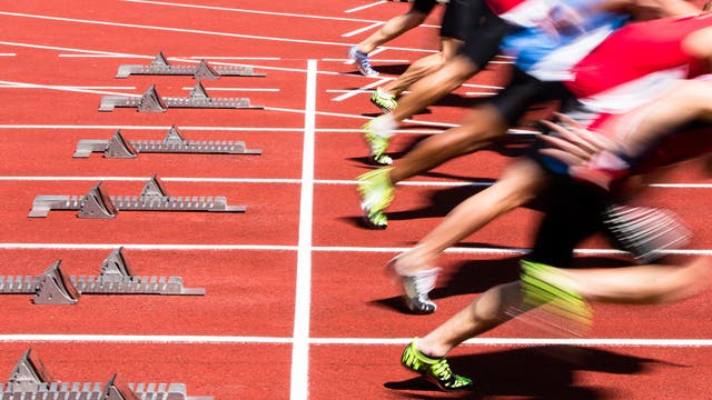 Start eines Sprints auf der Tartanbahn, 6 Sprinter sind soeben gestartet unnd leicht verwischt sichtbar