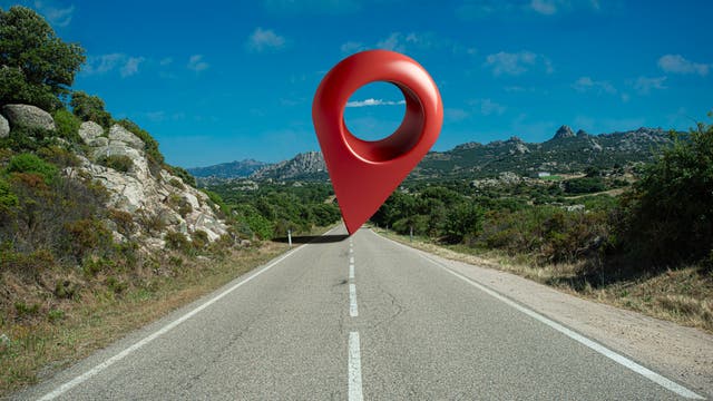 Überdimensionierter Navi-Pin auf einer Landstraße in Italien