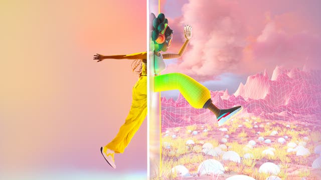 Eine Person in leuchtend gelber Kleidung durchquert eine transparente Barriere, die zwei Welten trennt. Links ist ein sanfter, pastellfarbener Hintergrund zu sehen, während rechts eine lebendige, digitale Landschaft mit rosa Bergen und geometrischen Formen dargestellt ist. Die Person trägt Kopfhörer und scheint in Bewegung zu sein, als ob sie von der realen in die virtuelle Welt tritt. Die Szene vermittelt ein Gefühl von Übergang und Verbindung zwischen Realität und digitaler Kunst.
