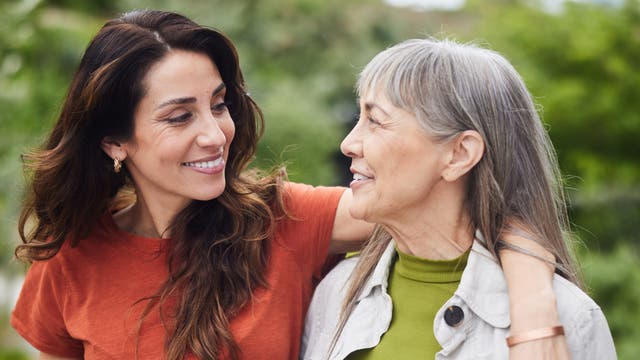 Zwei lachende Frauen mitleren Alters