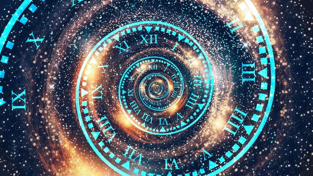 Eine spiralförmige Darstellung einer Uhr mit römischen Ziffern, die sich in die Unendlichkeit erstreckt. Die Ziffern leuchten in einem hellen Blau, während der Hintergrund aus funkelnden Sternen und galaktischen Wolken besteht, was ein Gefühl von Zeitreise und kosmischer Unendlichkeit vermittelt. Die Uhr scheint sich in einem endlosen Wirbel zu drehen, der die Konzepte von Zeit und Raum symbolisiert.