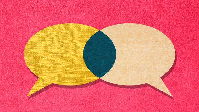 Zwei sich überschneidende Sprechblasen auf rotem Hintergrund, die ein Venn-Diagramm darstellen. Die linke Blase ist gelb, die rechte beige, und der Überlappungsbereich ist dunkelblau. Dieses Diagramm symbolisiert die Schnittmenge von Ideen oder Gesprächen.