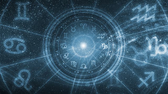 Ein astrologisches Rad mit den zwölf Tierkreiszeichen, die in einem kreisförmigen Muster um einen leuchtenden Mittelpunkt angeordnet sind. Die Symbole der Sternzeichen sind in einem blauen, sternenübersäten Hintergrund eingebettet, was eine mystische und kosmische Atmosphäre erzeugt. Linien strahlen vom Zentrum aus und verbinden die Symbole, was auf astrologische Verbindungen und Einflüsse hinweist.