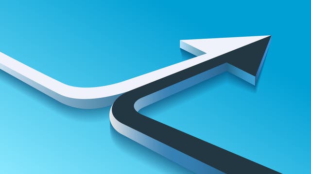 Zwei geschwungene Pfeile auf blauem Hintergrund, die sich zu einem einzigen Pfeil vereinen und nach oben rechts zeigen. Der weiße und der schwarze Pfeil symbolisieren Zusammenführung oder Integration.