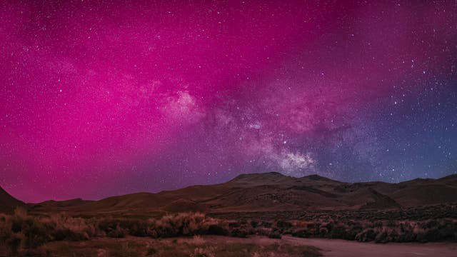 Nachthimmel in einer Wüste mit Aurora Borealis