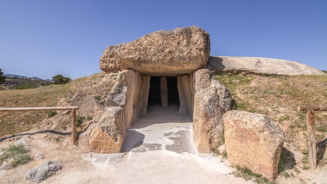 Der Eingang zum Dolmen von Menga