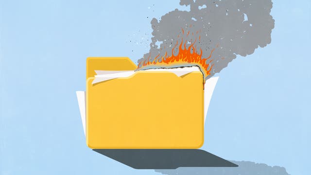 Eine gelbe Aktenmappe, die an der oberen rechten Ecke brennt, mit Flammen und aufsteigendem Rauch. Die Mappe enthält Papiere, die ebenfalls Feuer gefangen haben. Der Hintergrund der Illustration ist hellblau.
