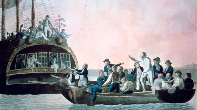 Ein historischer Druck zeigt eine dramatische Szene auf See. Links ist das Heck eines großen Segelschiffs mit dem Namen "Bounty" zu sehen, auf dem mehrere Personen stehen. Rechts davon befindet sich ein kleines Beiboot mit dicht gedrängten Menschen, von denen einige gestikulieren. Der Himmel ist in sanften Pastelltönen gehalten, und das Wasser wirkt ruhig. Die Szene vermittelt eine angespannte Atmosphäre, die auf eine bedeutende historische Begebenheit hinweist.