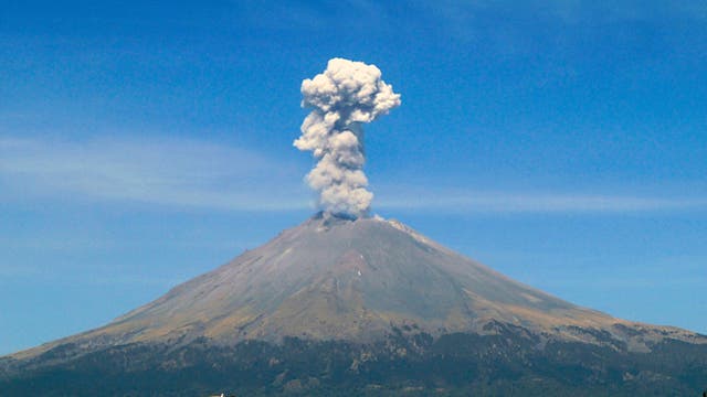 Eine Aschewolke über einem sehr schön symmetrischen Vulkankegel.
