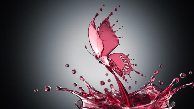 Ein roter Schmetterling, der aus einer aus einem Glas herausspritzenden Flüssigkeit geformt ist. Die Flügel des Schmetterlings bestehen aus der Flüssigkeit, die in dynamischen Tropfen und Spritzern dargestellt ist. Der Hintergrund ist dunkel, was den Kontrast zur leuchtend roten Farbe des Schmetterlings und der Flüssigkeit verstärkt. Kunstvolle Darstellung von Bewegung und Form.