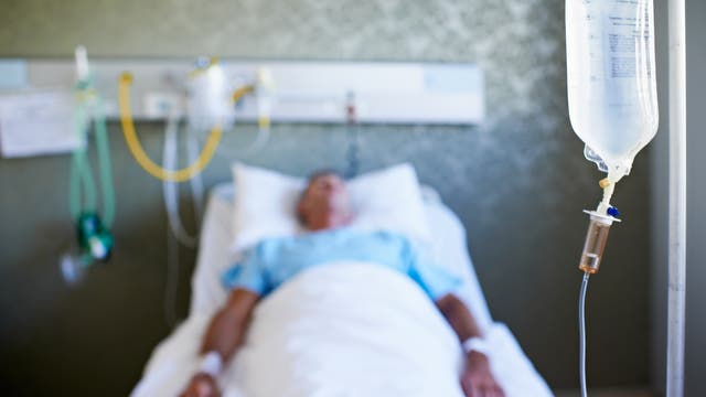 Komapatient liegt im Krankenbett