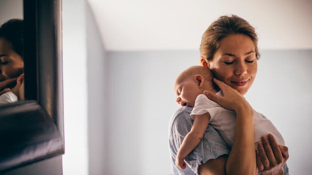 Frischgebackene Mutter mit Säugling