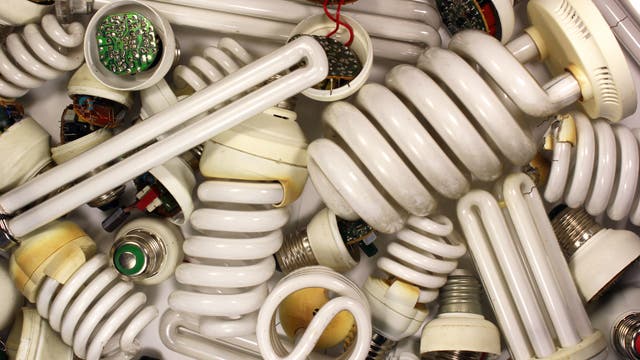 Blick von oben auf ein Sammelsurium ausgedienter Energiesparlampen verschiedener Bauart