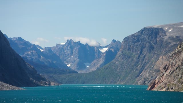 Blick auf einen grönländischen Fjord mit steilen Felswänden: Prins Christian Sund, Südgrönland