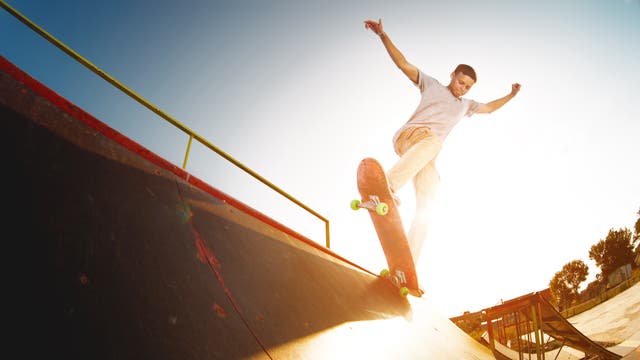 Ein Skateboarder auf einer Halfpipe