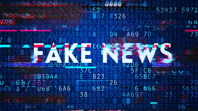 Schriftzug "Fake News" mit digitalen Ziffern im Hintergrund