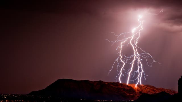 Ein Blitz entlädt sich über Utah während eines Unwetters.