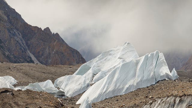 Eissegel auf dem Baltoro-Gletscher im Karakorum