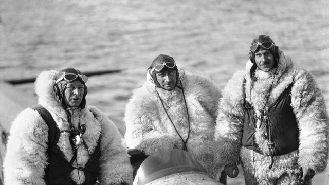 Geologe und Piloten in Polarkluftmode der 1930er vor ihrem Flugzeug