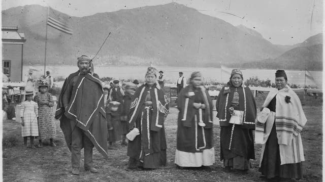 Gruppe von Ureinwohnern in Metlkahtla anlässlich der Hochzeit von Edward Marsden