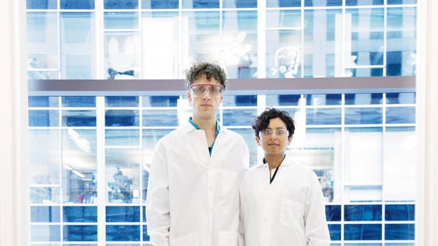 Sonia Minikel und Eric Vallabh Minikel im Labor