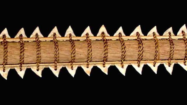 Waffe mit Haifischzähnen