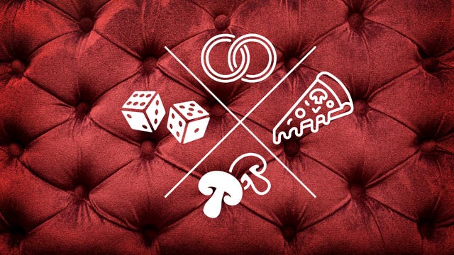 Vier Symbole auf rotem Plüsch: Eheringe, Würfel, Pizzastück und Pilze