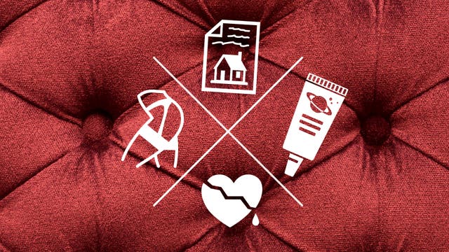 Symbole auf rotem Samt: Strapse, Bausparvertrag, Astronautenkost und ein gebrochenes Herz