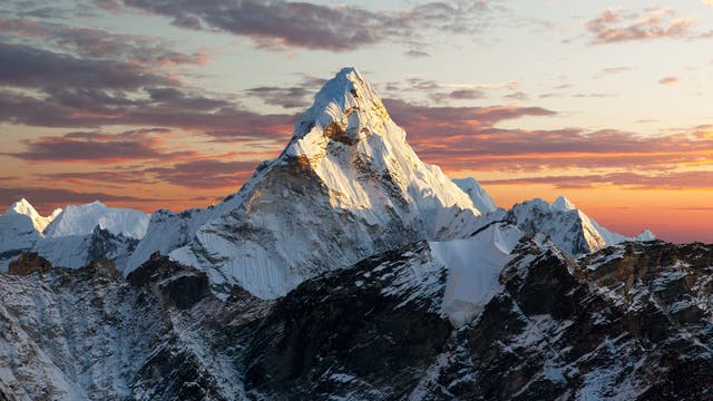 Der Berg Ama Dablam im Himalaja nahe dem Everest.