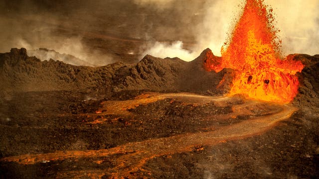 Lavafontäne und Lavastrom des Vulkans Holuhraun in Island. Darüber ungesund bräunliche Aschewölkchen