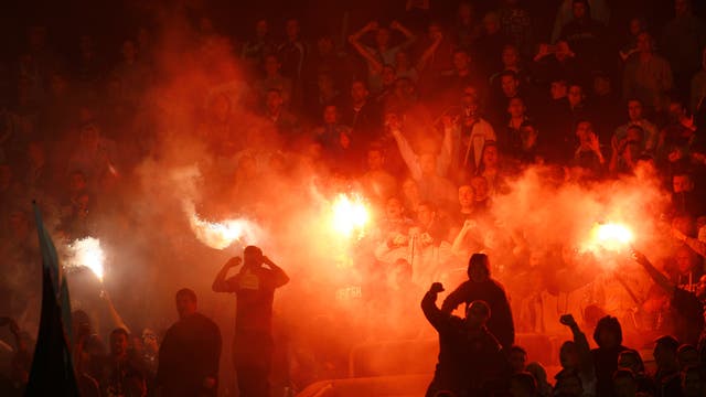 Pyrotechnik im Fußballstadion entzweit Fangruppen, Sicherheitsbehörden und Stadionbetreiber