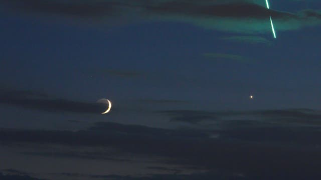 Die Leuchtspur einer Feuerkugel ergänzt das Bild von Mond und Venus
