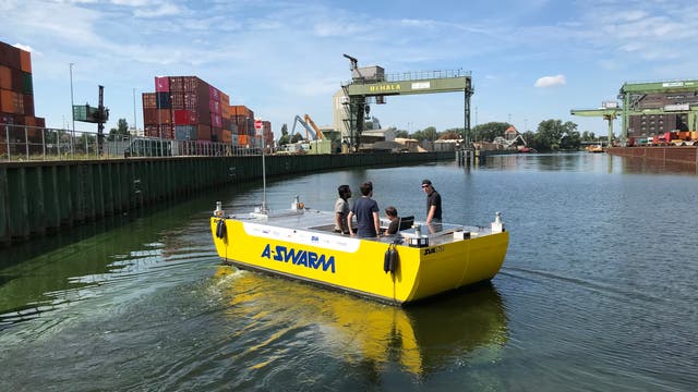 Das Versuchsboot von A-SWARM unterwegs im Berliner Westhafen