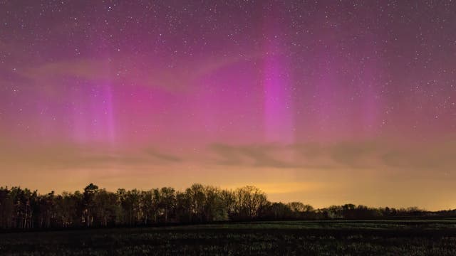 Polarlichter in der Erdatmosphäre leuchten purpurfarben