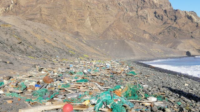 Müll am Praia dos achados