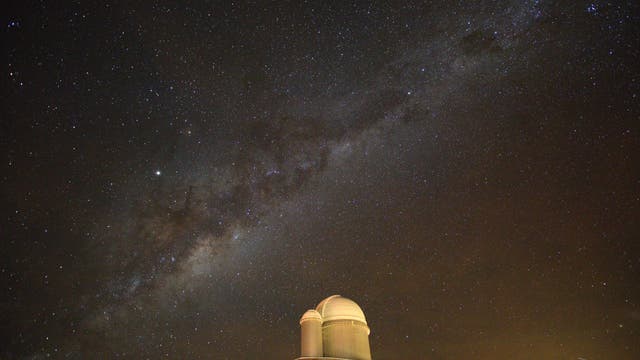 Milchstraße über der Kuppel des Teleskops
