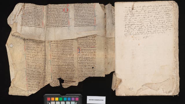 Ein altes, beschädigtes Manuskript mit handgeschriebenem Text auf Pergament. Links sind mehrere Spalten mit mittelalterlicher Schrift zu sehen, verziert mit roten und blauen Initialen. Rechts befindet sich eine leere Seite mit handschriftlichen Notizen am oberen Rand. Unten ist ein Farbmuster und ein Schild mit der Aufschrift »BEFORE CONSERVATION« zu erkennen. Das Dokument zeigt deutliche Abnutzungsspuren, einschließlich Rissen und Knicken.