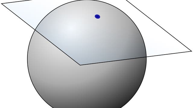 Eine graue Kugel mit einer transparenten, schräg verlaufenden Ebene, die sie durchschneidet. Auf der Oberfläche der Kugel befindet sich ein blauer Punkt oberhalb der Ebene. Die Darstellung veranschaulicht die Geometrie einer Kugel im Raum mit einer Schnittebene.