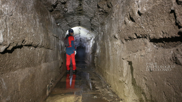 Ein Archäologe untersucht die Kanalisation unter dem Kolosseum.